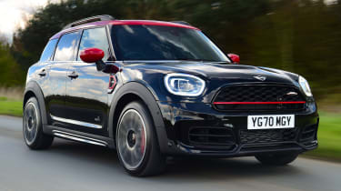 MINI Countryman в движении спереди